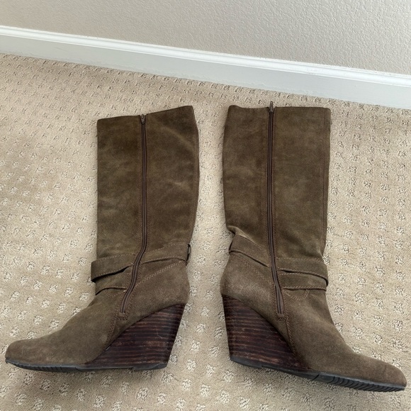 BCBGeneration wedge boots Size 9 1/2 - Picture 2 of 5